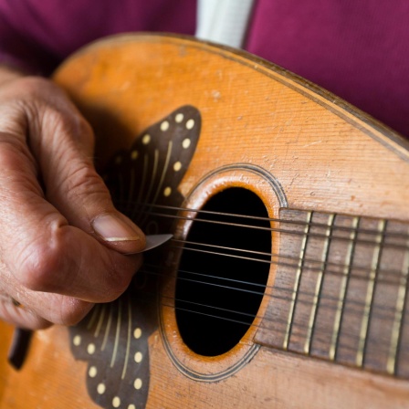 Eine Frau spielt Mandoline