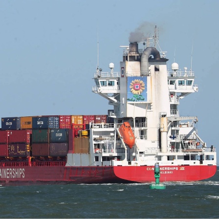 Ein Containerschiff verlässt den Hafen von Travemünde