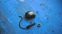 Ein ramponiertes schwarzes Telefon auf blauem Grund (Foto: Stefan Kuhnigk l photocase.com)