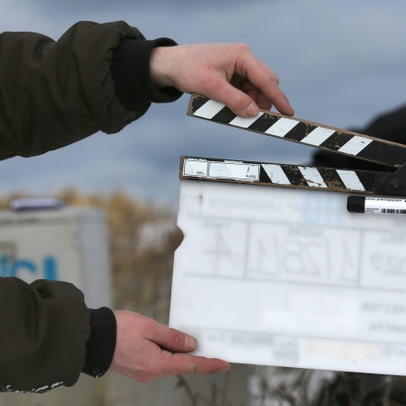 Eine Filmklappe wird am Set gehalten. (Symbolbild)