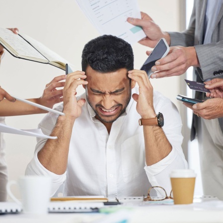 Mann bei der Arbeit hat Stress