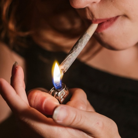Junge Frau raucht Marihuana