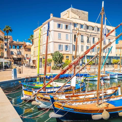 Der Hafen der französischen Stadt Sanary-sur-Mer (Foto: imago images / Zoonar)