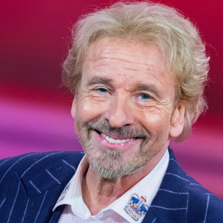 Der Entertainer Thomas Gottschalk lacht in die Kamera.