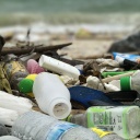 Plastikmüll liegt an einem Strand