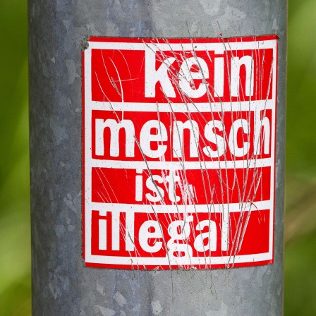 Aufkleber kein Mensch ist illegal © picture alliance/ CHROMORANGE/ Weingartner-Foto