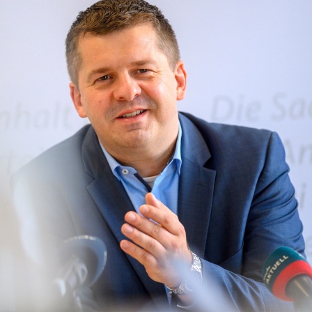 Sven Schulze, Landesvorsitzender der CDU Sachsen-Anhalt, spricht in der CDU-Landeszentrale zu den Medienvertretern.