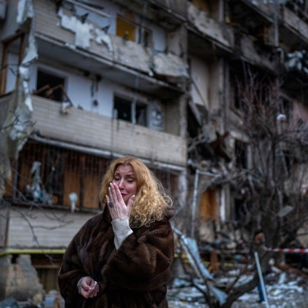 Ukraine-Krieg. Natali Sewriukowa steht neben ihrem Haus nach einem Raketenangriff © picture alliance/dpa/AP/Emilio Morenatti