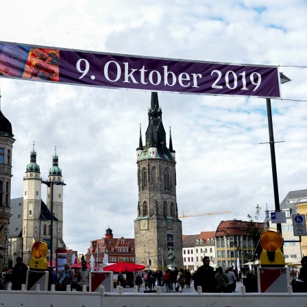 Ein Transparent mit der Aufschrift «9. Oktober 2019» hängt in der Fußgängerzone am Zugang zum Marktplatz und erinnert an das Attentat vor fünf Jahren. 