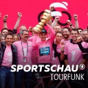 Jay Hindley (Mitte) feiert mit dem Team Bora-hansgrohe den Giro-Sieg 2022