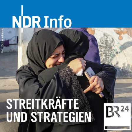 Angehörige von Palästinensern, die bei israelischen Angriffen ums Leben gekommen sind, trauern, als sie die Leichen aus der Leichenhalle des An-Najjar-Krankenhauses holen.