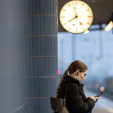 Fahrgast wartet während Bahnstreik auf einen Zug
