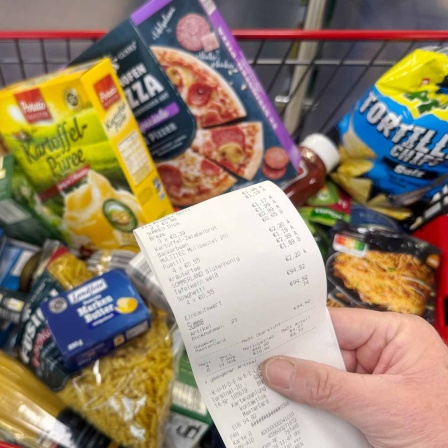 Kassenbeleg vor Einkaufswagen