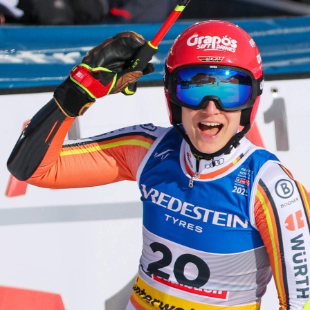Lena Dürr jubelt im Ziel des Riesenslaloms bei der alpinen Ski-WM