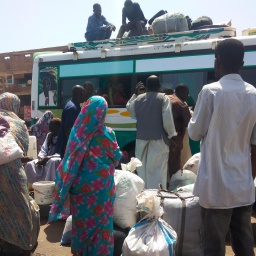 Menschen verlassen wegen des Kriegs die sudanesische Hauptstadt Khartoum. Solange der Westen bei Konflikten wie im Sudan wegschaue, verstärke er die Ursachen für Flucht, sagt Navid Kermani.