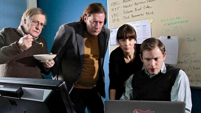 Irene (Angela Kovacs) fahndet mit ihren Kollegen Jonny (Dag Malmberg, 2.v. links) Sven (Lars Brandeby) und Fredrik (Eric Ericson) nach einem Killer, der junge Frauen über das Internet ködert.