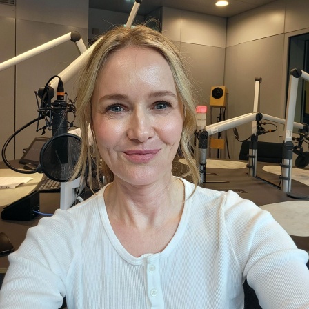 Stefanie Stappenbeck in einem Tonstudio