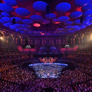 Blick auf die Bühne und das Publikum bei der BBC Last Night of the proms.