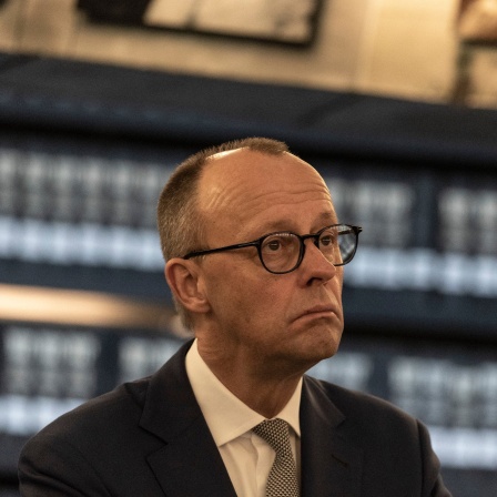 Friedrich Merz, CDU-Vorsitzender und Chef der Unions-Bundestagsfraktion, steht im März 2023 bei seinem Besuch der Holocaust-Gedenkstätte Yad Vashem in der Halle der Namen.