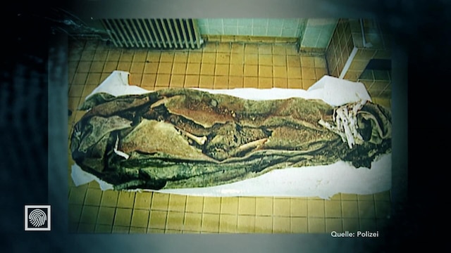 Im Tagebau Zwenkau wird ein Skelett gefunden, eingewickelt in einen Teppich.