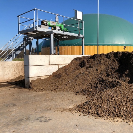 Gär-Rest der Gülle liegt vor einer Biogasanlage.