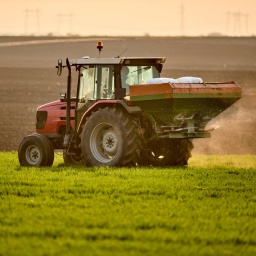 Tractor spraying fertilizer on field || Modellfreigabe vorhanden