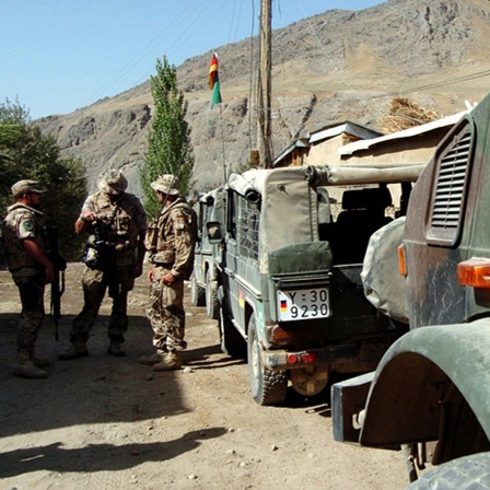 Gebirgsjäger der Bundeswehr sichern im afghanischen Feisabad eine Straße.