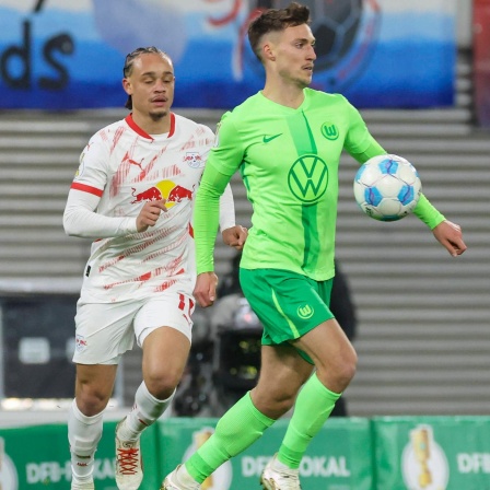 Wolfsburgs Kilian Fischer wird von Xavi Simons verfolgt