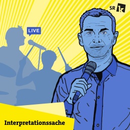 Roland Kunz, Host von Interpretationssache, mit Mikrofon und Band
