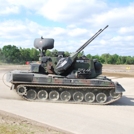  Flugabwehrpanzer Gepard der Bundeswehr während einer Vorführung Der Flugabwehrkanonenpanzer Gepard, kurz Flak-Panzer Gepard, ist mit zwei 35mm Kanonen bewaffnet. 