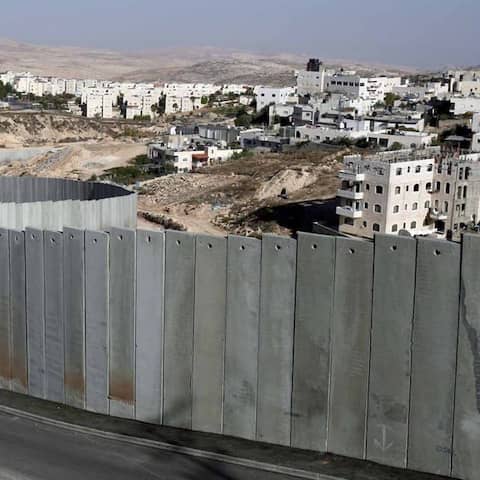 Eine hohe Mauer trennt jüdisches und palästinensisches Gebiet im Westjordanland