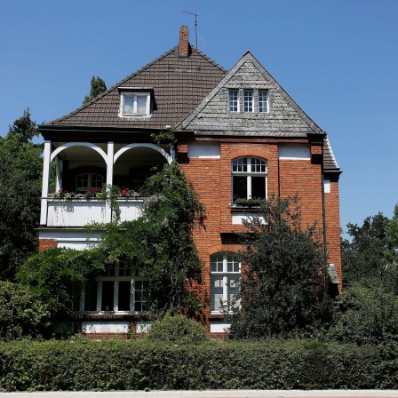 Altes Backsteinhaus mit Balkon in Düsseldorf -Mörsenbroich