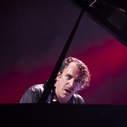 Chilly Gonzales am Klavier, Juli 2023 | Bild: picture alliance/KEYSTONE | CYRIL ZINGARO