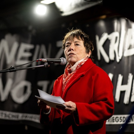 Die Theologin Margot Käßmann spricht auf einer Demonstration im Gedenken an die Opfer des Krieges in der Ukraine (Bild. picture alliance/dpa/Fabian Sommer)