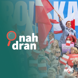 Das Bild zeigt Anhägerinnen und Anhäger des polnischen Präsidentschaftskandidaten Trzaskowski, die Flaggen schwenken. Darüber das Cover des Podcasts "nah dran". 