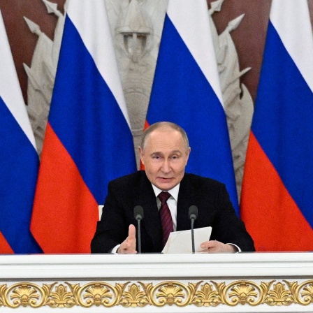 Dieses von der staatlichen russischen Nachrichtenagentur RIA Novosti via AP veröffentlichten Foto zeigt Russlands Präsident Wladimir Putin während er im Großen Palast des Kremls nach den Feierlichkeiten zum 80. Jahrestag des Sieges der Sowjetunion über Nazi-Deutschland im Zweiten Weltkrieg zu Journalisten spricht. 
