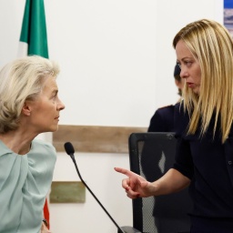 Ursula von der Leyen und Giorgia Meloni sprechen während einer gemeinsamen Pressekonferenz auf der Insel Lampedusa zueinander.