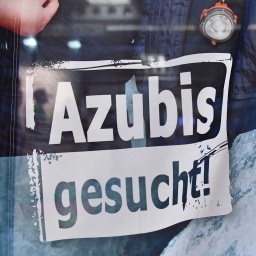 Symbolbild: Auf dem Banner bei einer Ausbildungsmesse steht "Azubis gesucht" (2019)