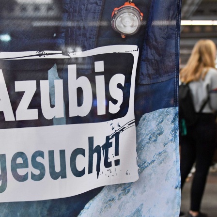 Symbolbild: Auf dem Banner bei einer Ausbildungsmesse steht "Azubis gesucht" (2019)