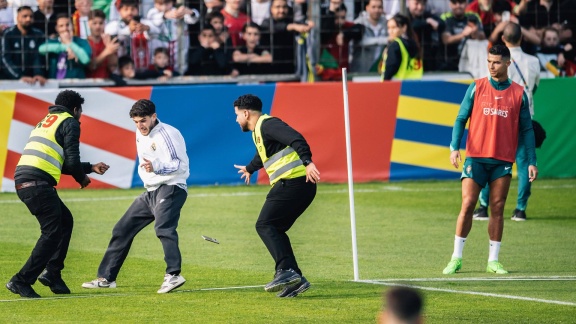 Sportschau Uefa Euro 2024 - Flitzer Beim Training - Cristiano Ronaldo Im Fokus