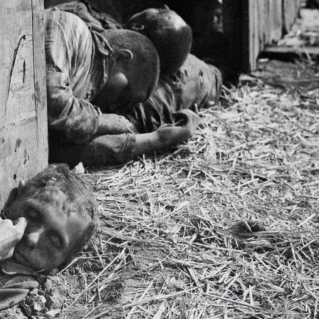 Verbrannte Leichen politischer Häftlinge der Nazis liegen verstreut über den Eingang einer Scheune in Gardelegen 16. April 1945.