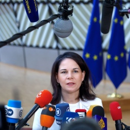 Annalena Baerbock (Bündnis90/Die Grünen), Außenministerin, spricht zu den Medien vor einem Treffen der EU-Außenminister im Gebäude des Europäischen Rates.