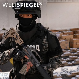 Ein Polizist steht vor beschlagnahmten Drogen, die für die Presse in Quito, Ecuador, ausgestellt sind, Donnerstag, 30. Mai 2024.