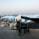 Der Pianist Davide Martello spielt Klavier für Geflüchtete an der ukrainisch-polnischen Grenze.