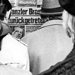 Passanten betrachten am 07.05.1974 in München die ausgehängten Tageszeitungen die über den Rücktritt von Bundeskanzler Willy Brandt berichten.
