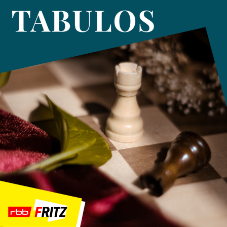 Ein Bild des Podcasts "Tabulos". Zwei Turm-Figuren auf einem Schachbrett (Quelle: Fritz | Lilly Extra)