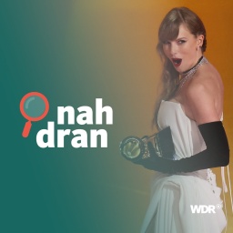 Das Bild zeigt die Sängerin Taylor Swift, die gerade einen Grammy gewonnen hat. Daneben ist das Logo des Podcasts nah dran. 