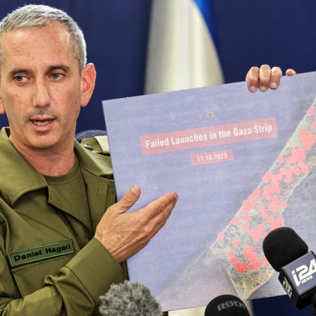 Daniel Hagiri, Sprecher der israelischen Armee. Er deutet auf eine Karte, auf der der Gazastreifen zu sehen ist. 