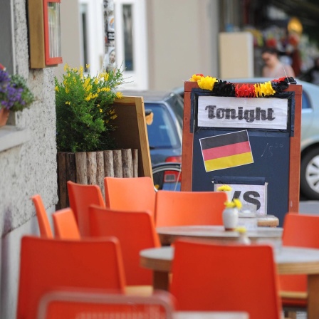 Leere Tische vor einer Kneipe in der Stargarder Straße in Berlin-Prenzlauer Berg. (Archivbild)
