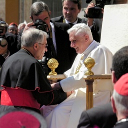 Papst Benedikt XVI. Joseph Ratzinger begrüßt einen Kardinal zur 1. Audienz am 27. 04. 2005